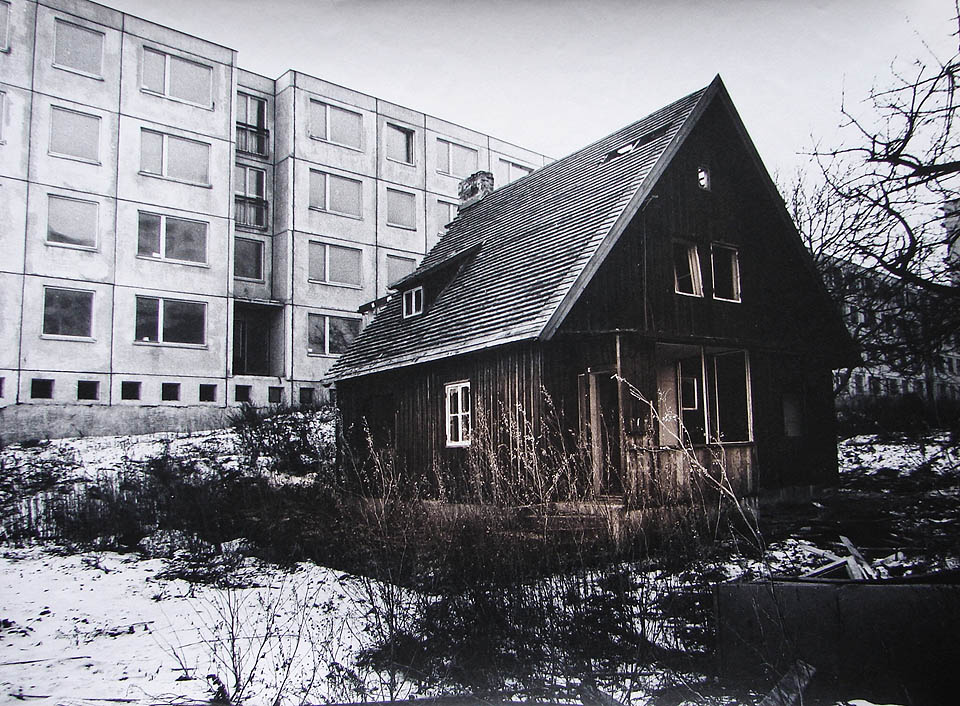 Poslední domy dělnické kolonie Hamburk na Vinohradech se v březnu roku 1981 ještě potkaly s prvními paneláky. Domek na fotce působí až nepřiměřeně, jako by šlo o fotomontáž. Foto: <a href=http://www.filifoto.cz/fotogalerie-hamburk/>Ivo Filip</a>.