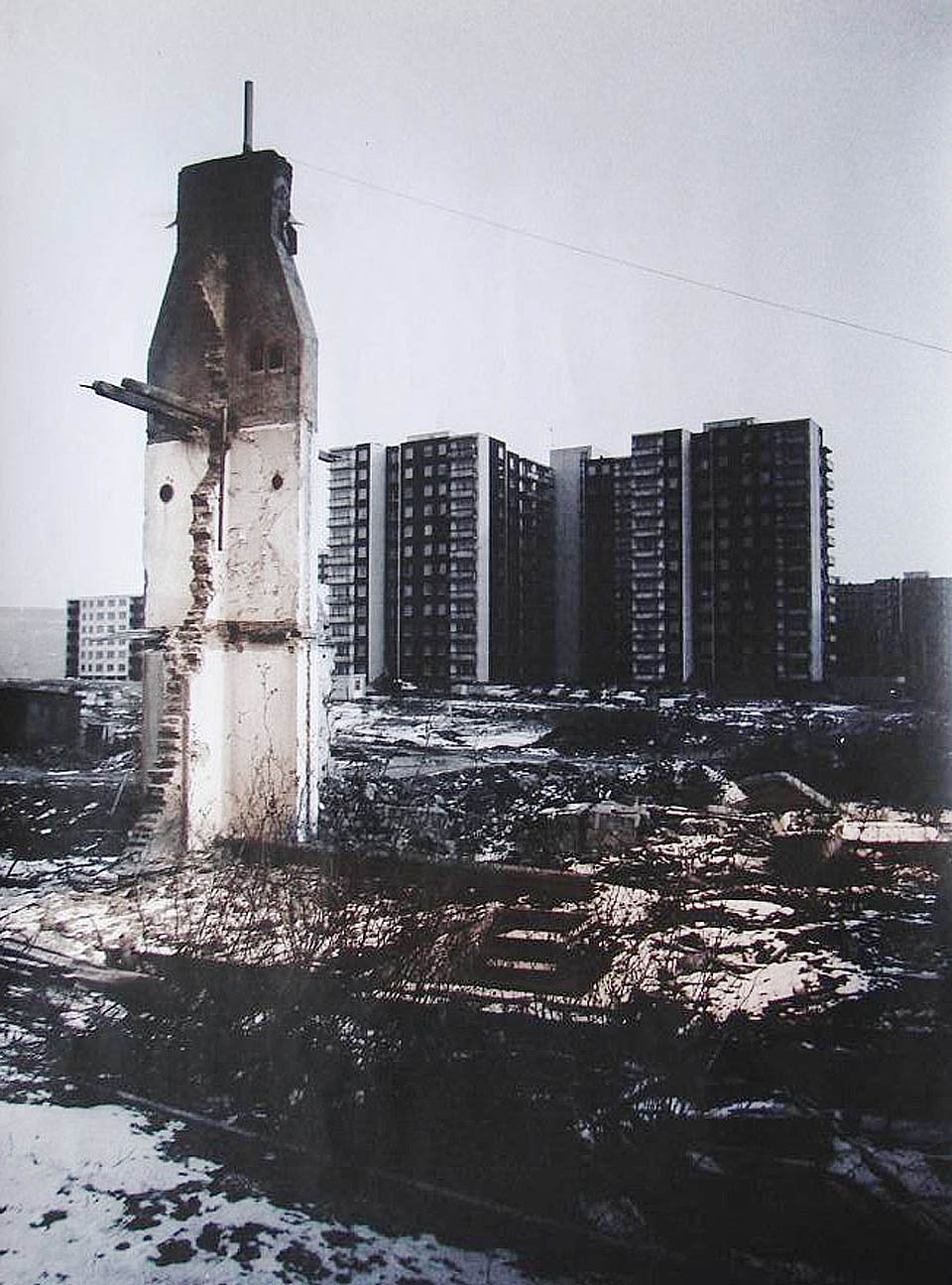 První obyvatelé vinohradských paneláků koukali na zbytky dělnické kolonie Hamburk z oken svých komfortních bytů. Foto: <a href=http://www.filifoto.cz/fotogalerie-hamburk/>Ivo Filip</a>.