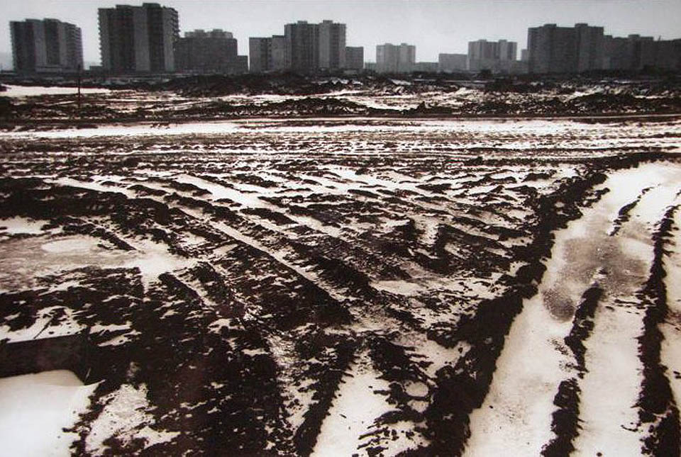 Buldozery srovnaly se zemí místo, na kterém dnes stojí Mutěnická a Bořetická ulice. Foto: <a href=http://www.filifoto.cz/fotogalerie-hamburk/>Ivo Filip</a>.