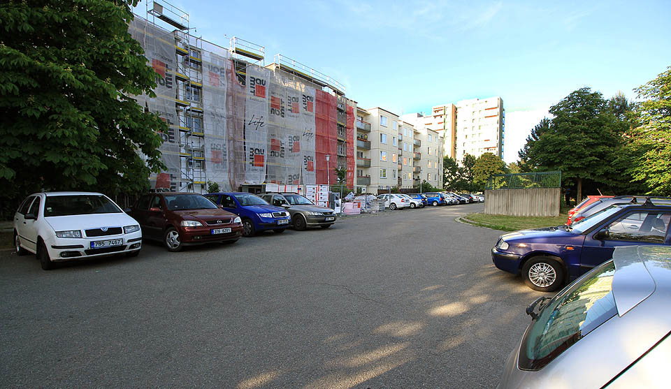 Tak vypadalo stejné místo v létě roku 2016. Paneláky prochází rekonstrukcí a jejich obyvatelé nemají tušení, že na místě parkoviště před jejich domem stála nejstarší ulice dnešních Vinohrad.