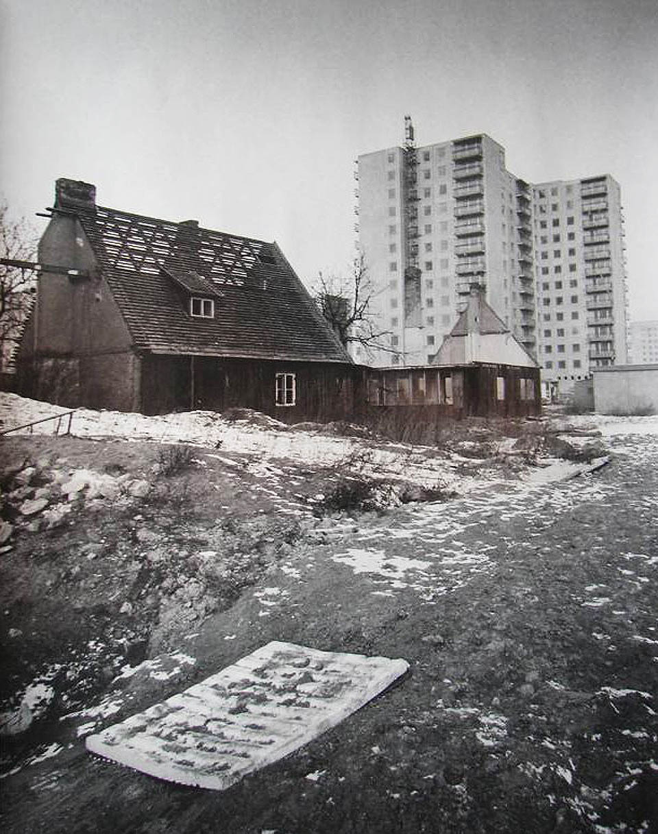 Setkání generací. Nedostavěné paneláky z 80. let a pobořené dělnické domky ze 40. let 20. století na brněnských Vinohradech. Foto: <a href=http://www.filifoto.cz/fotogalerie-hamburk/>Ivo Filip</a>.