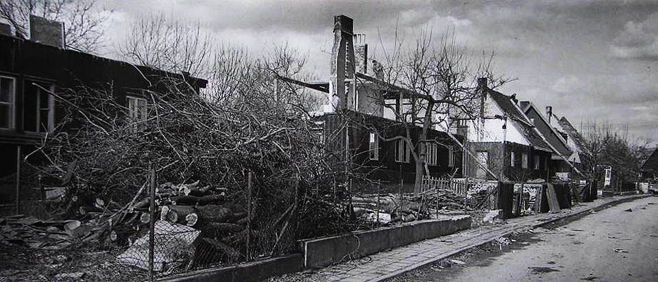 Pohled na ulici procházející kolonií Hamburk v 80. letech 20. století v době počínající demolice. Foto: <a href=http://www.filifoto.cz/fotogalerie-hamburk/>Ivo Filip</a>.