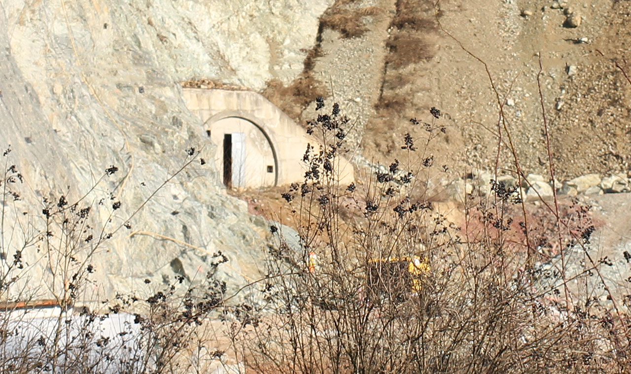 Na jaře se však štěrbina do podzemí, snad s blížícím se Velkým pátkem, rozevírá. 