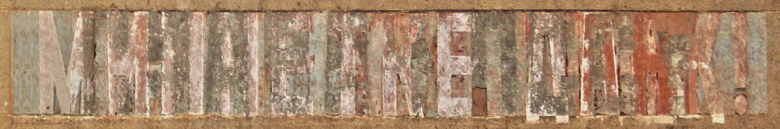 Mnohovrstevnatý nápis, který zůstává tak trošku záhadným. Vyskytuje se v něm slovo děkujeme, víc se nám ale zatím rozluštit nepodařilo. Zřejmě se měnil současně s politickou situací v SSSR, navíc není jasné, zda je psán uzbecky, karakalpaksky nebo i rusky?