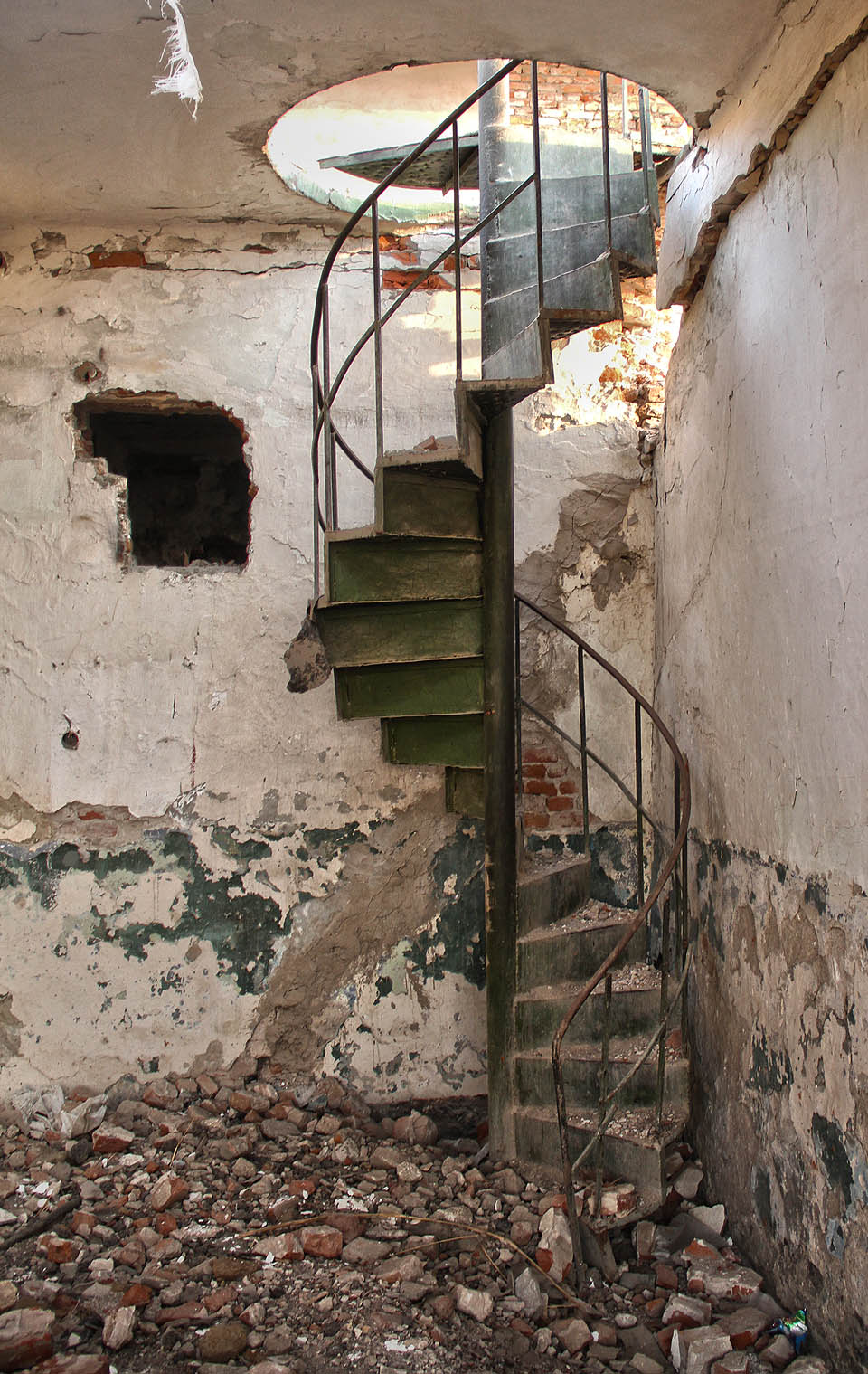 Točité schody připomínají ázerbajdžánskou minci o hodnotě 20 qəpiků dle návrhu od Roberta Kaliny.