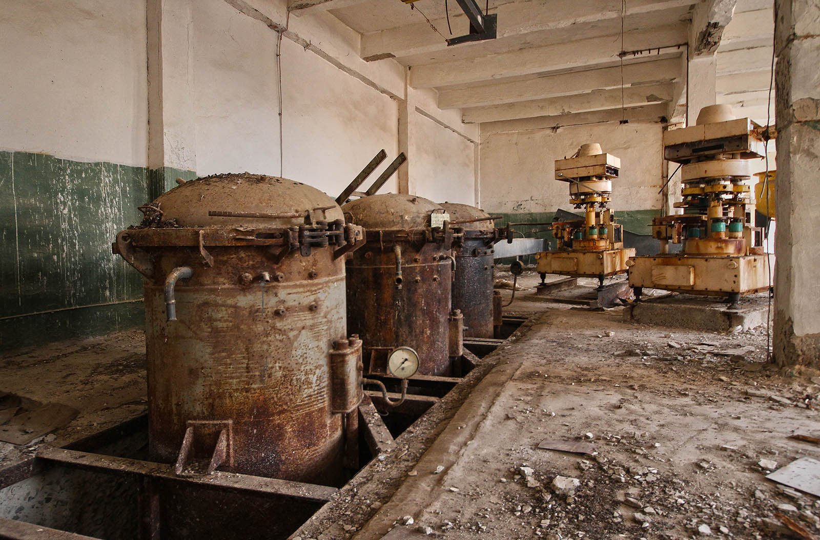 Tlakové nádrže vypadají, jako by se v nich skladoval olej na rybičky olejovky. Možná ale šlo jen o obří Papinovy hrnce.