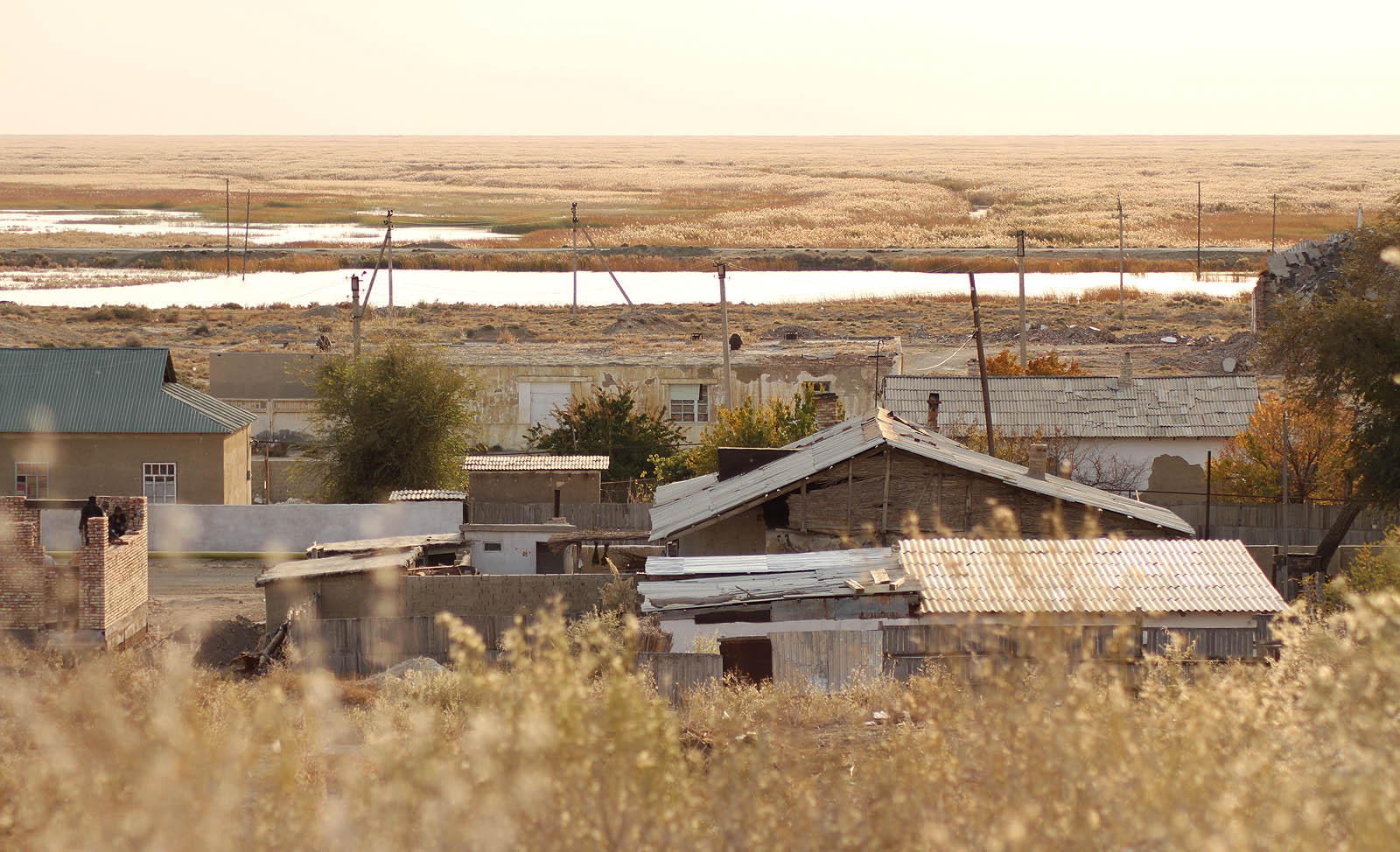 Pohled z horního areálu k jihu na slaniska za továrnou, kde se kdysi nacházela hladina Aralského moře.