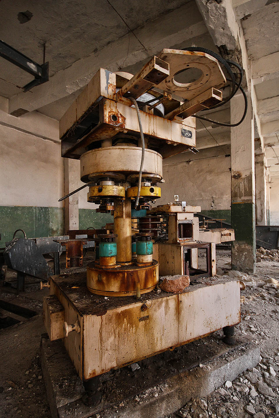 Strašidelný stroj přímo vyvolává představu konzerv přijíždějícíh na pásu a otáčejících se na mechanickém kotouči. Jeho dny jsou však nejspíš sečteny.