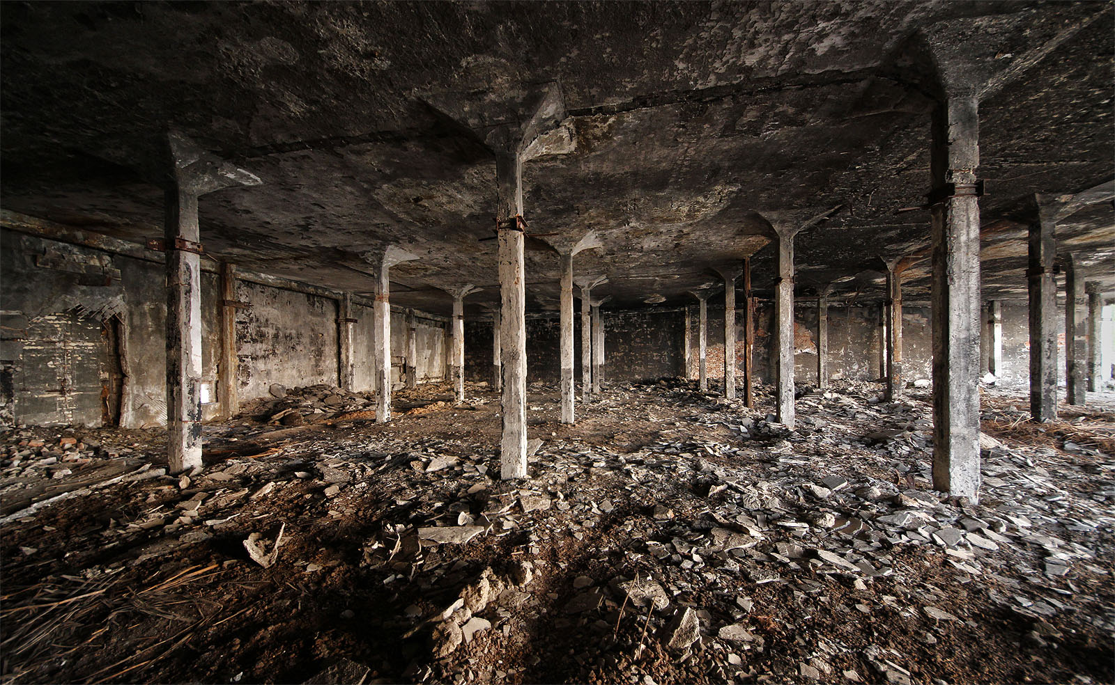 Pohled do sálu nabízí jedinečný pocit zoufalství nad nenávratností starých časů.