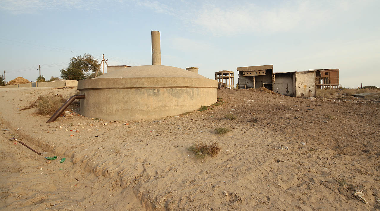 Polopodzemní vodojemy jsou už desítky let mimo provoz. Okolo nich se pasou kozy.