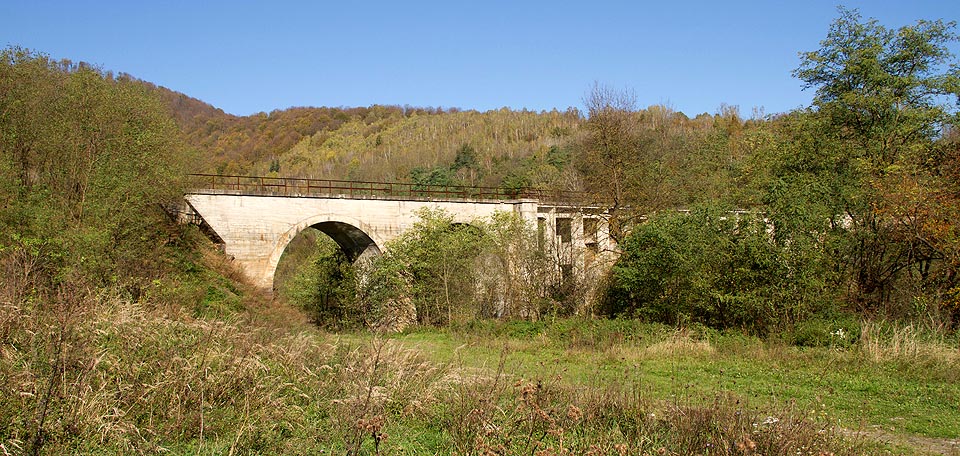 Koprášský viadukt nad obcemi Kopráš, Magnezitovce a Mníšany.