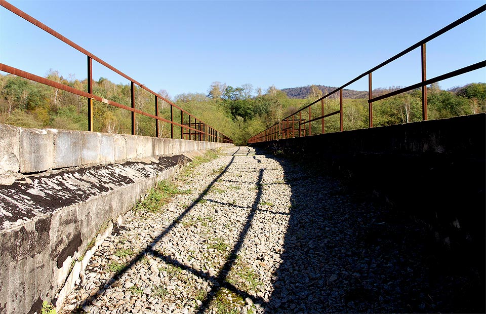 Koprášský viadukt nad obcemi Kopráš, Magnezitovce a Mníšany.