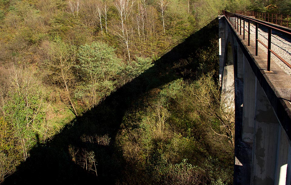 Koprášský viadukt nad obcemi Kopráš, Magnezitovce a Mníšany.