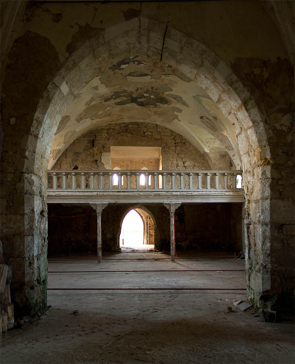Jako většina starých chrámů, má i mušovský kostel sv. Linharta oltář obrácený k východu. Vstupem proto prýští paprsky zapadajícího slunce.