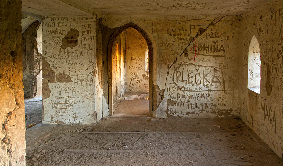 První patro pokrývají mnohdy tajuplné symboly, které mohou mimo jiné znamenat i cokoli.