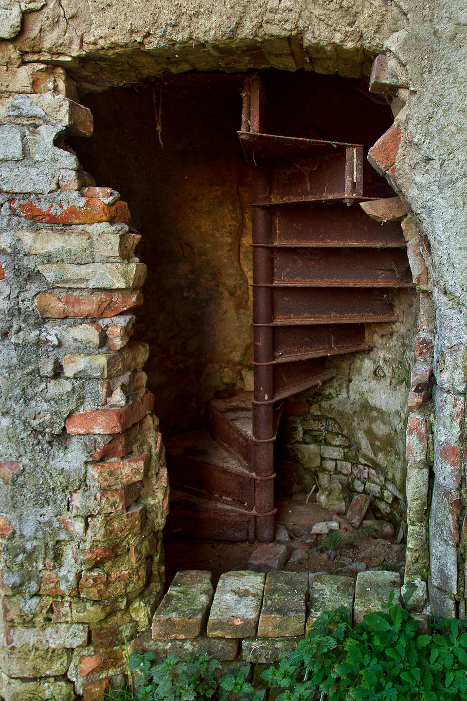 Paradoxně nejmladší části kostela (po opravě v roce 1911) jsou těmi nejohroženějšími. Ocelové konstrukce staré sto let nahlodává zub času víc než středověké zdivo.