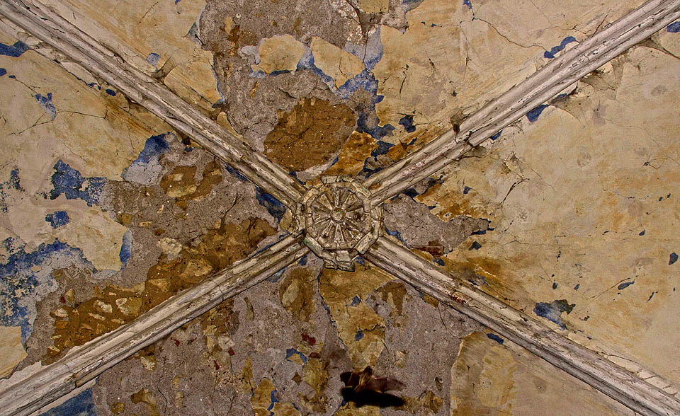 Původní modrá výmalba křížové klenby, jež už dávno nepřipomíná modř nebeské báně nad hlavami služebníků božích.