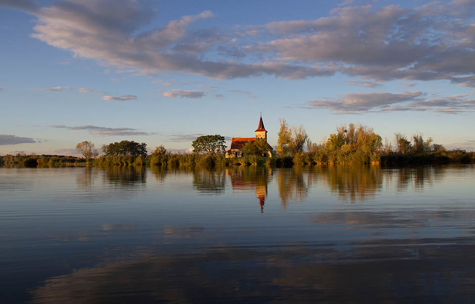 Oči ani nechtějí věřit tomu, že na bažinatém ostrově mezi křovinami a rákosím se skví zdánlivě neporušený kostel.