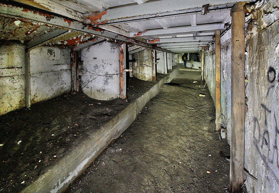 Podzemní chodba podél základů největší budovy v Kozubniku. Zdá se, že se i tudy při jarních povodních občas valí voda.