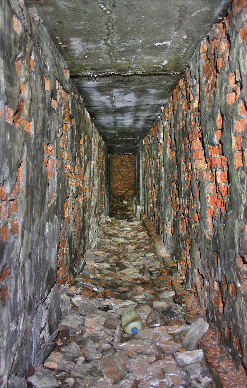 Některé podzemní chodby jsou těsné tak akorát, aby se jimi člověk protáhnul. Spojují budovy mezi sebou i různé úrovně jejich sklepů.