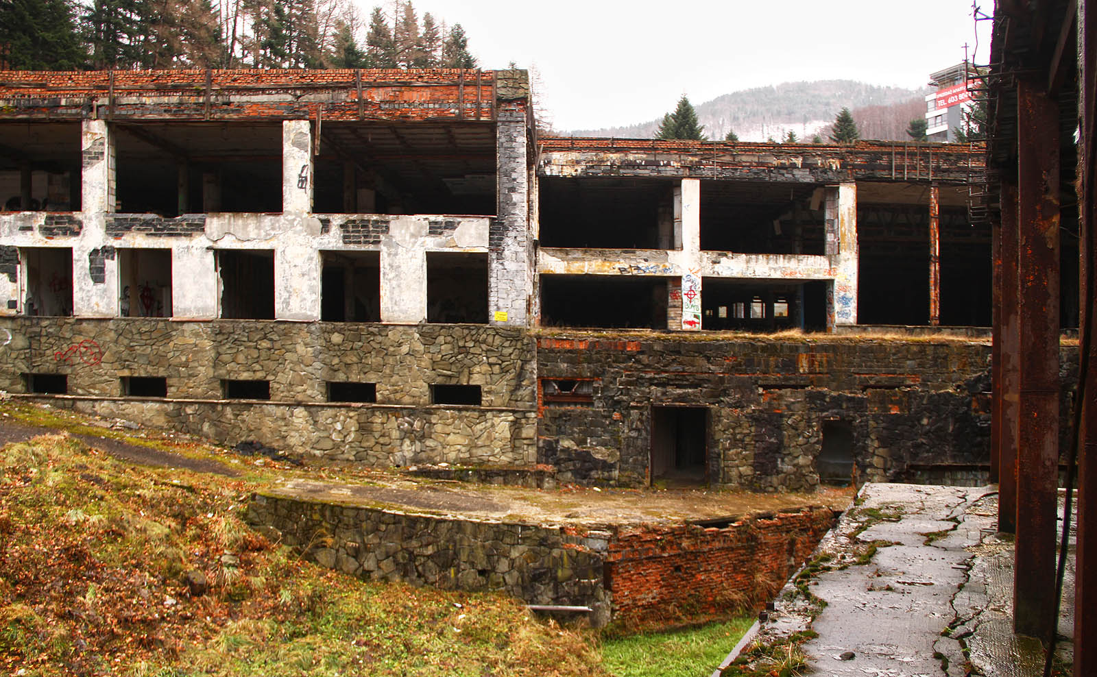 Nad zdroji narůstajících problémů a společenského úpadku nejen v Polsku budou sociologové zřejmě přemýšlet ještě roky. Než někdo zjistí, zda je na vině víc ztráta identity v multikulturní společnosti, nová paradigmata mezilidské komunikace, emigrace, imigrace, dědictví socializmu, změny klimatu, masivní toky peněz z východu na západ či zpomalení technického pokroku, můžeme se aspoň podívat na tento snímek ze současného Polska. Ve výhrůžně mlčenlivém torzu Kozubnika se toho zrcadlí možná víc než dost.