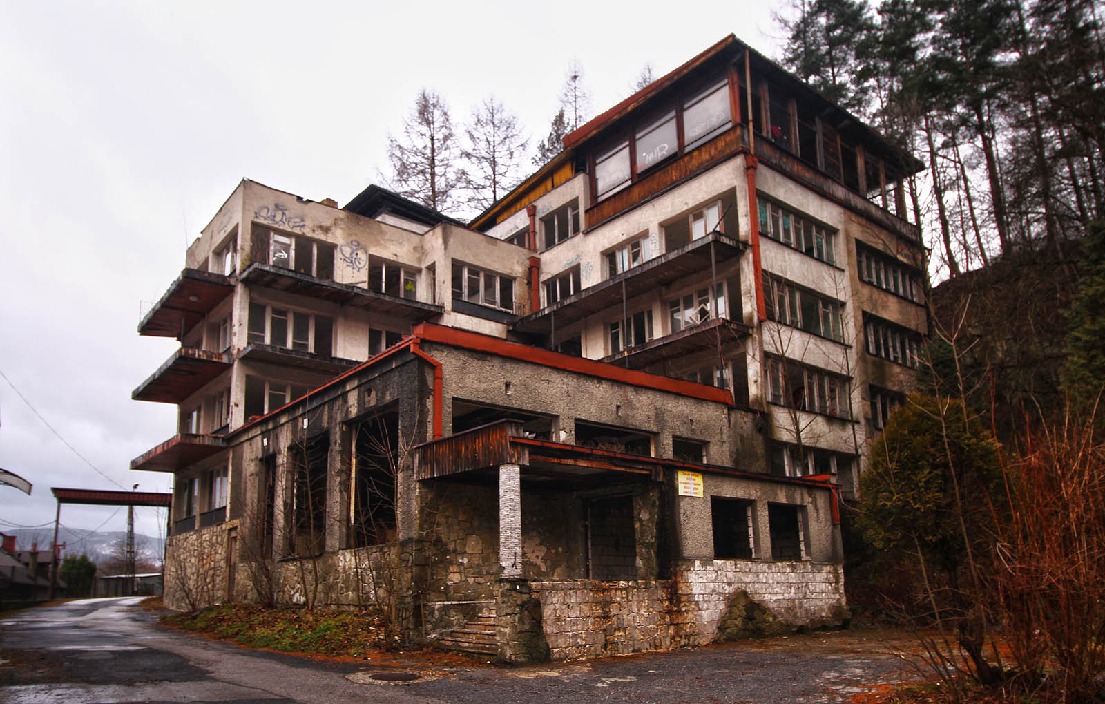 Architektura prosvětlených etáží, teras, lodžií a balkónů si snad zaslouží alespoň malou pochvalu.