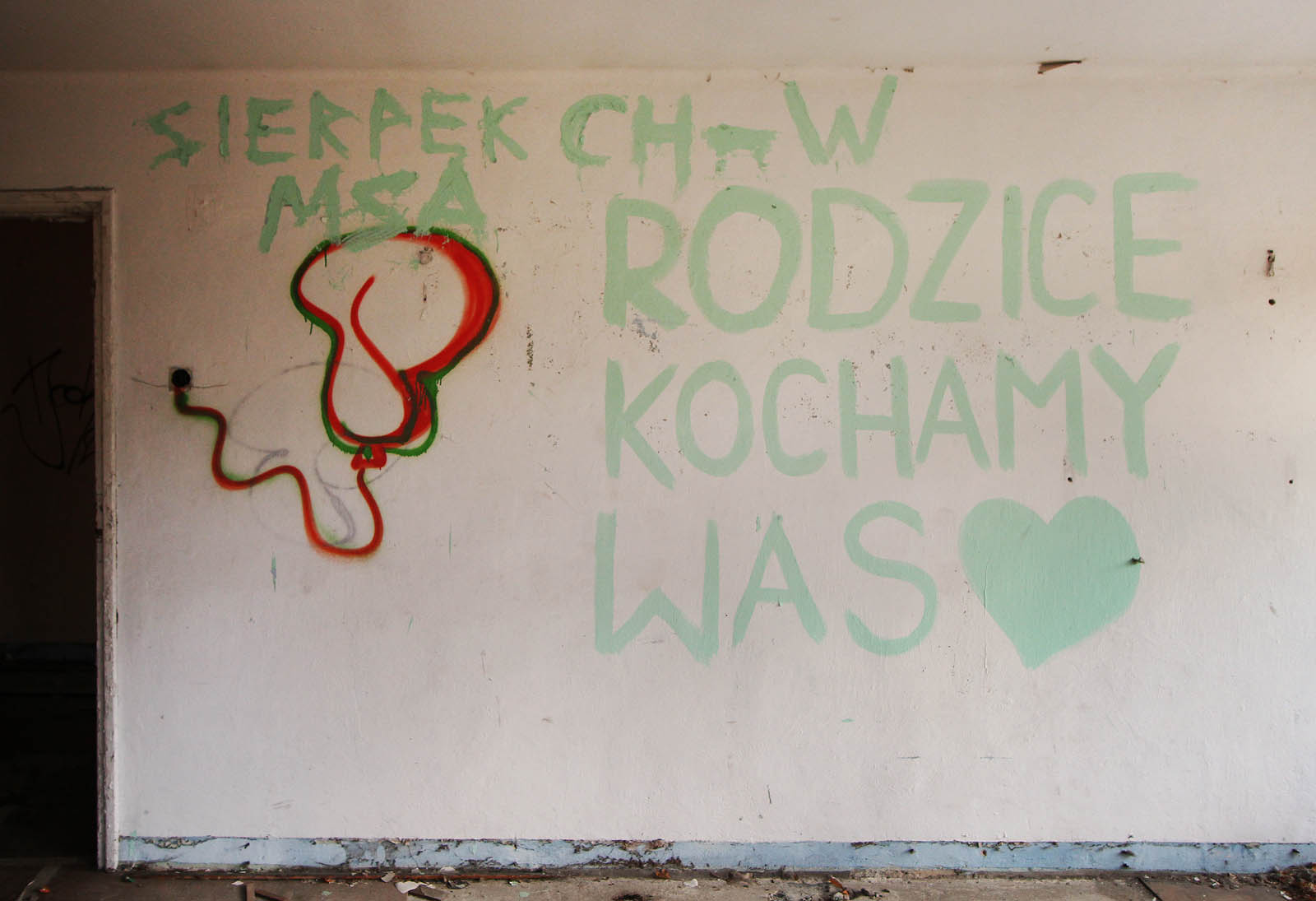 Netypické sdělení pouličního umělce, které snad ani nevyžaduje překladu.