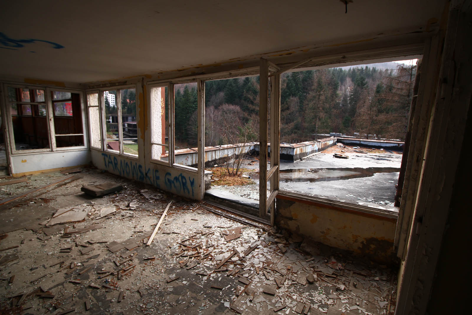 Vstupy na terasy budou zachovány i po rekonstrukci, která přidá k hotelové budově na pravém břehu několik nových podlaží.