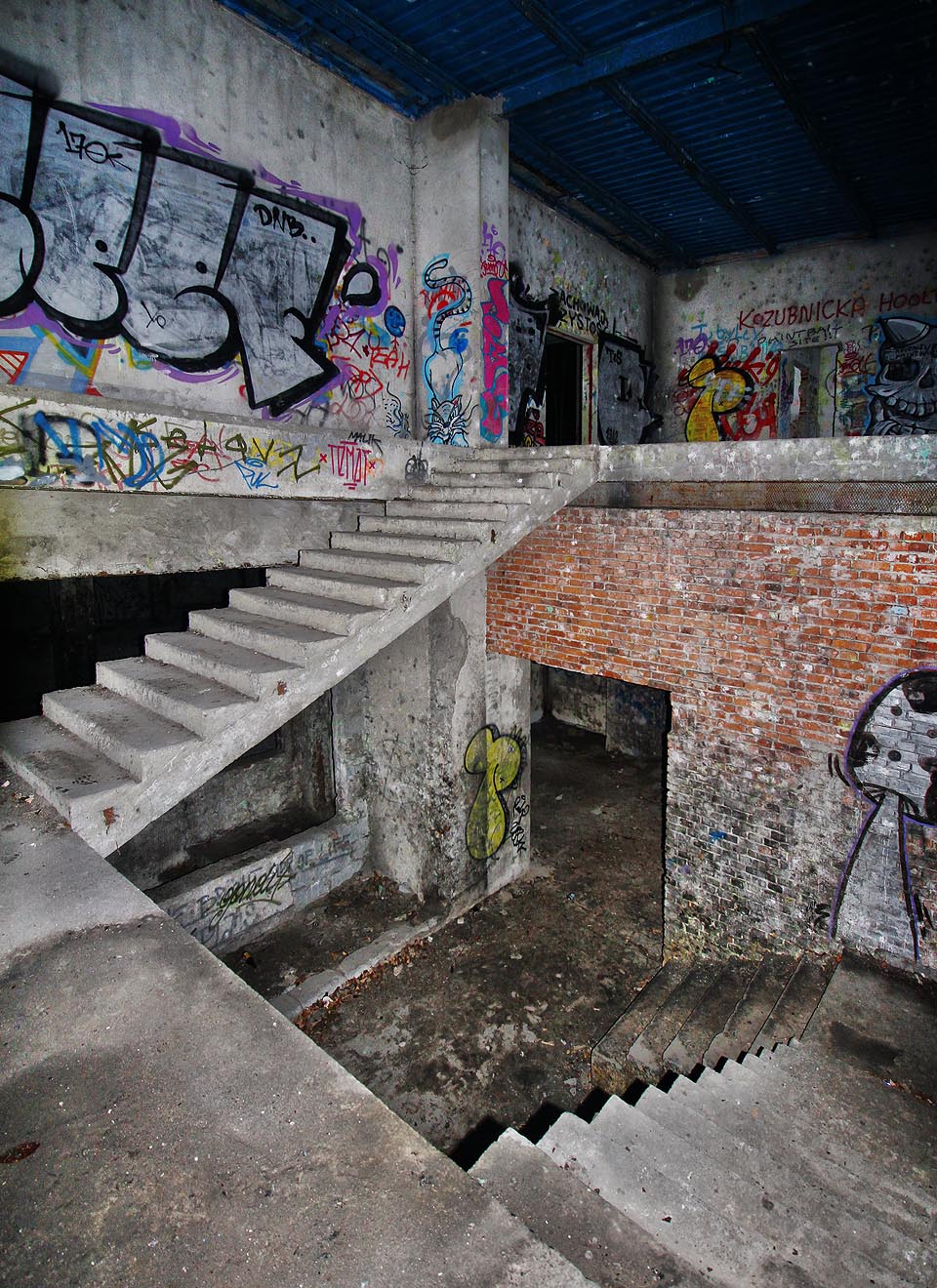 Pravděpodobně nejmladší budova areálu z 80. let 20. století je po vyčištění v docela dobré kondici. brzo ji čeká rekonstrukce - paintballisté už zdrsňují stěny lepidlem, aby na nich lépe držela omítka.