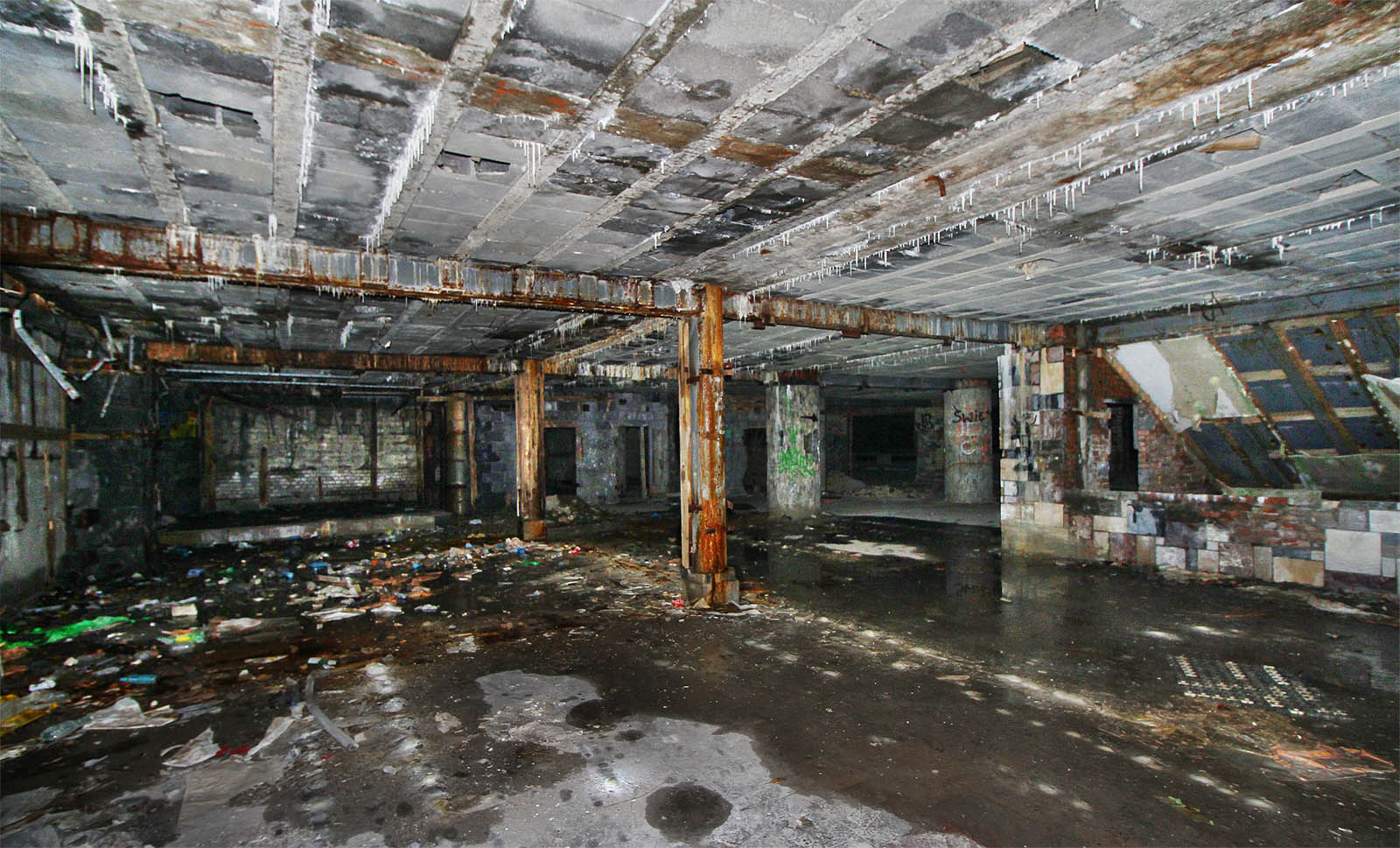 Technická kvalita složitého, výškově i prostorově členitého komplexu byla ve srovnání s československými stavbami spíše nízká, což se podepsalo i na jejich životnosti. Nápadité stavby tak nesjpíš neuniknou brzkému zániku.