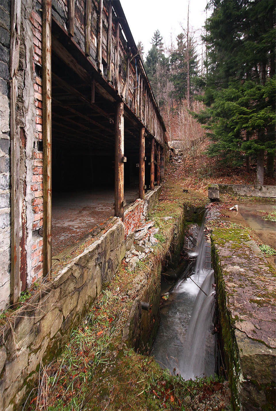 Zpátky k potoku, který je živou duší areálu i po jeho klinické smrti. Z horní otevřené nádrže nad krytými bazény se propadá do podzemí jako ponorná řeka <a href="/Tema/Ponávka">Ponávka</a>.