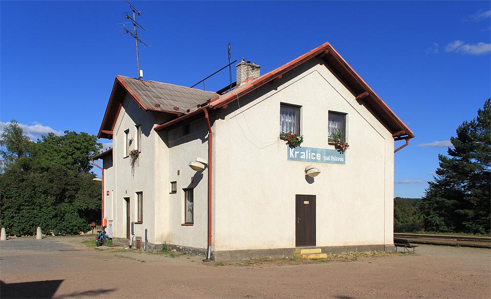 Staniční budova na nádraží v Kralicích nad Oslavou od západu (od obce).