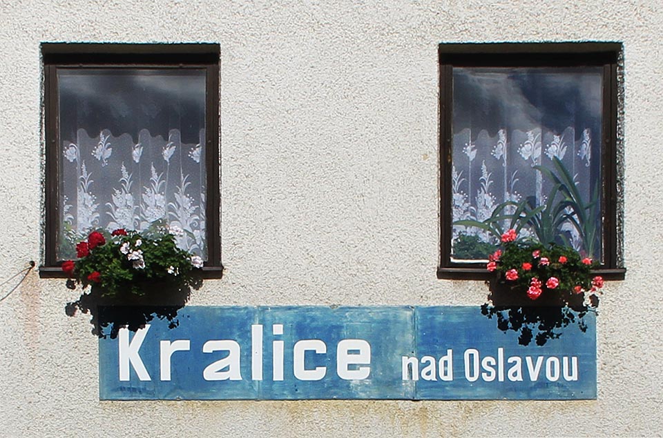 Netradiční font písma na staniční ceduli v Kralicích nad Oslavou.