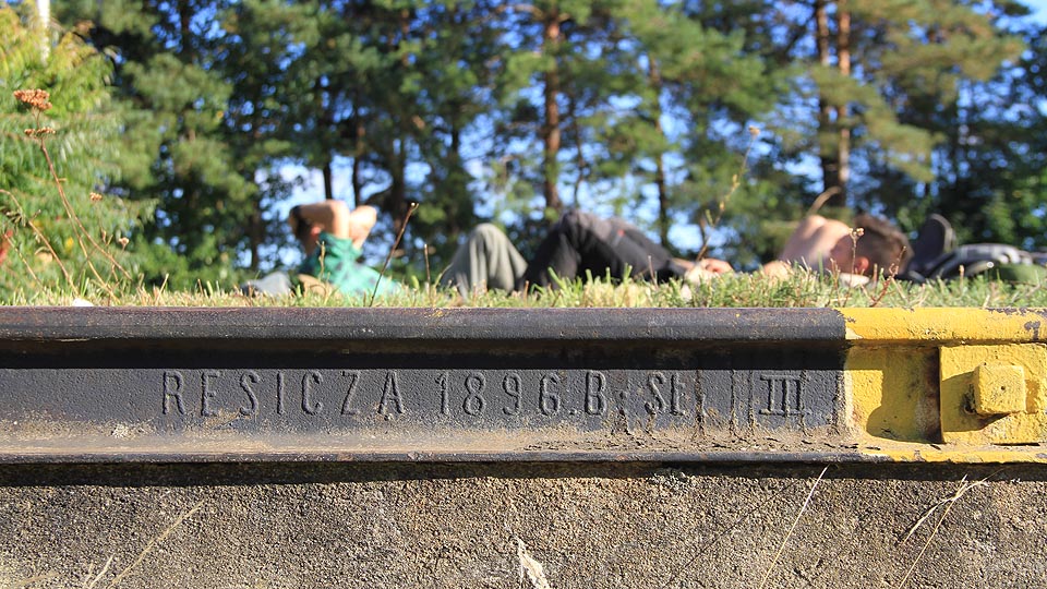 Trampové jezdí do Kralic vlakem od 20. let 20. století. Kolejnice na rampě (podobná té v <a href=/Tema/Brno-Slatina%20%28%C5%BEst%29>Brně-Slatině</a> je tu ještě o 30 let déle.