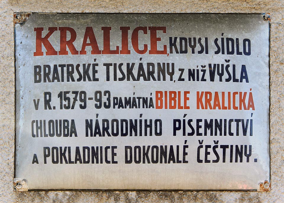 Časy, kdy do expozice historické tiskárny jezdili turisté převážně vlakem, jsou již pryč; krásná cedule ale zve přibyvší na prohlídku nejcennější kralické památky stále.