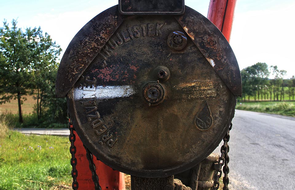 V roce 2015 byl ještě předzváněč trojlístek dřevěných závor v každodenním provozu. Už se nad ním, ale stahovaly mraky modernizace.