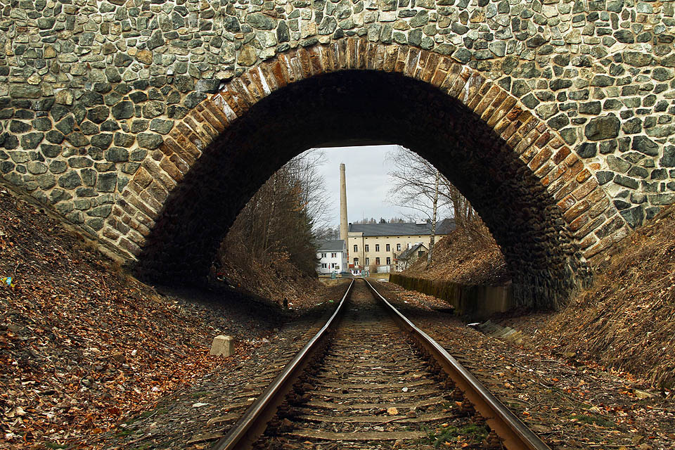 Málokdo ví, že dávno zmizelá rozhladna z Králického Sněžníku má přímo v Králíkách na nádraží svoji ne zcela dokonalou zmenšenou kopii.