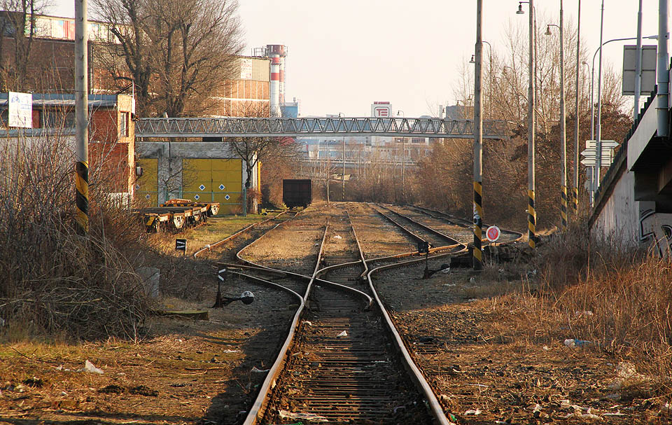 Severní zhlaví v celé své kráse. Kolej č. 101 (v ose) a koleje č. 103 a 105 (vpravo) jsou dodnes součástí stanice, koleje vlevo patří ke <a href=/Tema/Vle%C4%8Dka%20Brno-Kr%C3%A1lovo%20Pole%20-%20stroj%C3%ADrna>vlečce do Královopolské strojírny</a>.
