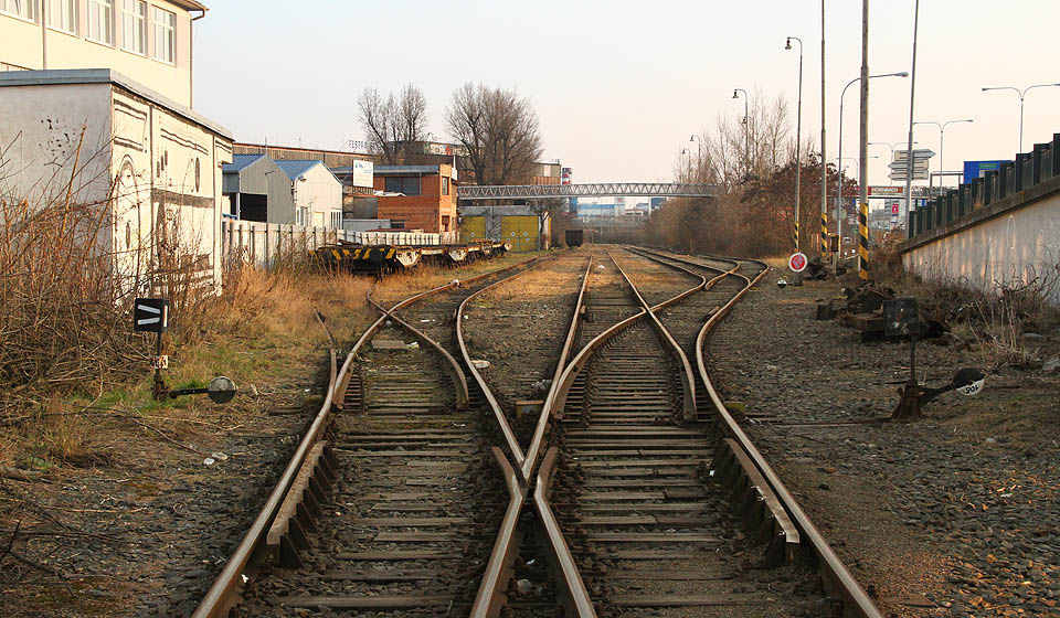 Odbočení dvojice vlečkových kolejí výhybkou A1. Vpravo je vidět koleje vyloučené v roce 2015 poté, co byla stanice využita pro skladování vytrahných kolejových polí z rekonstrukce hlavní trati.