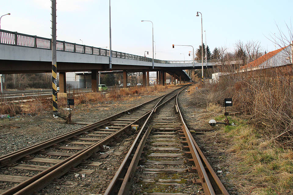 Místu, kde původní Křižíkova ulice křížila přejezdem na severním zhlaví stanici, dnes vévodí moderní nadjezd téže ulice.