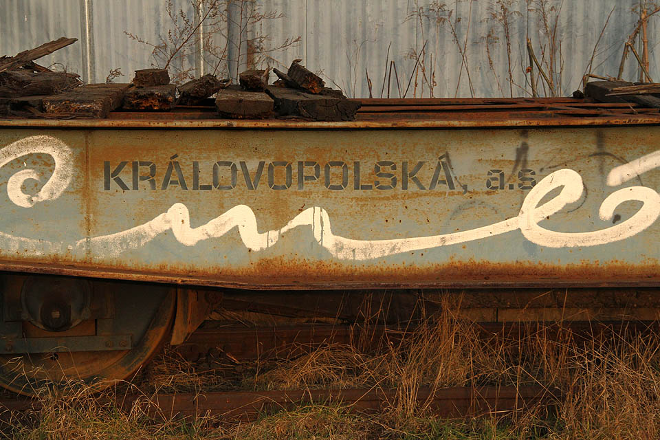 Vagóny na vlečkové koleji naproti nezapřou svůj původ. Do běžného provozu se už ale jen tak nedostanou.