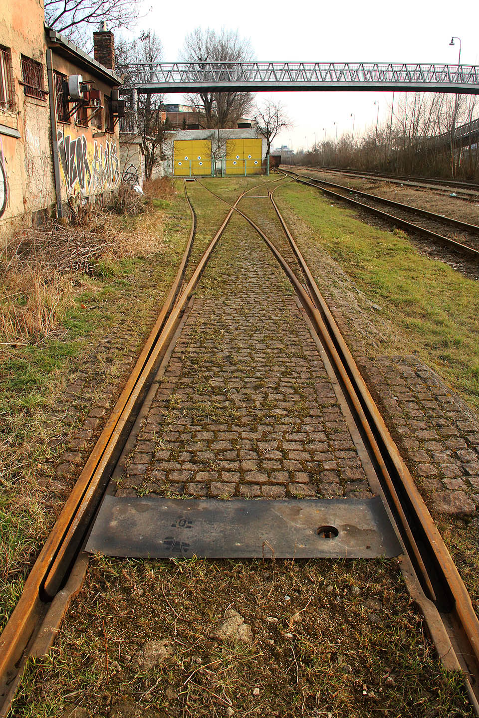 Součástí <a href=/Tema/Vle%C4%8Dka%20Brno-Kr%C3%A1lovo%20Pole%20-%20stroj%C3%ADrna>vlečky Královopolské strjírny</a> je také zadlážděný úsek se žlábkovými kolejnicemi a tramvajovými výhybkami - snad pozůstatek z doby, kde se po kolejích stanice proháněly nově vyrobené tramvaje. Škodovky, plecháče a další typy vyjely z bran závodu do ulic <a href=/Tema/Brno>Brna</a>, <a href=/Tema/Ostrava>Ostravy</a> či <a href=/Tema/Teplice>Teplic</a>.