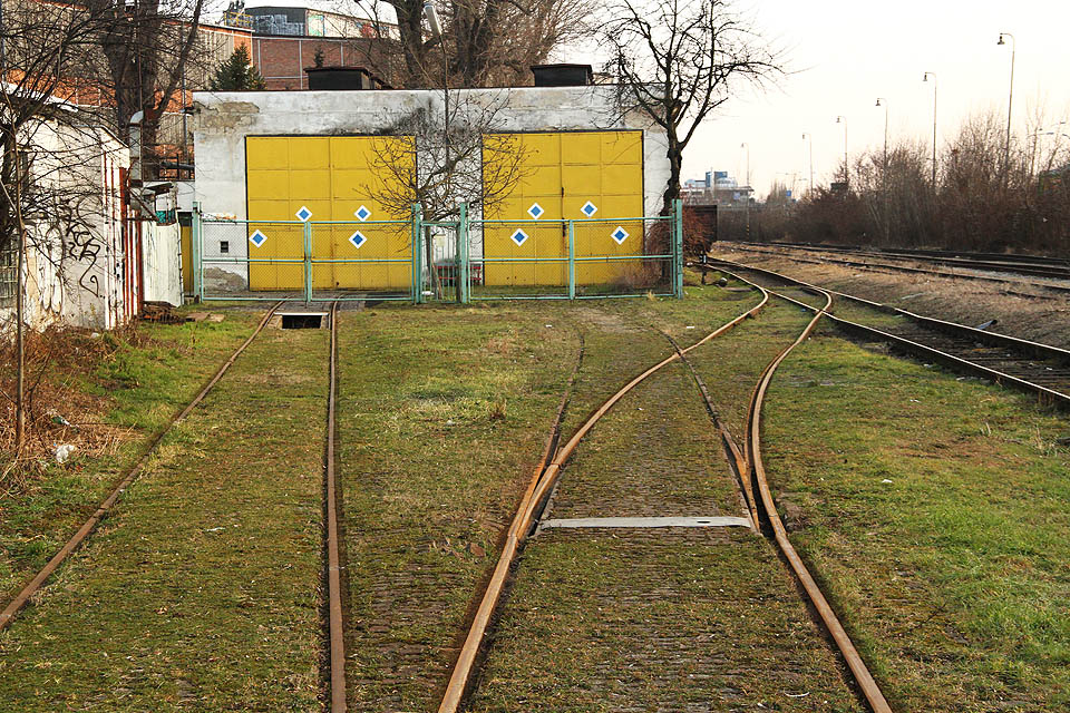 Dvojitá lokomotivní remíza má oči skoro jako holka modrooká. Jen je jich trošku víc.
