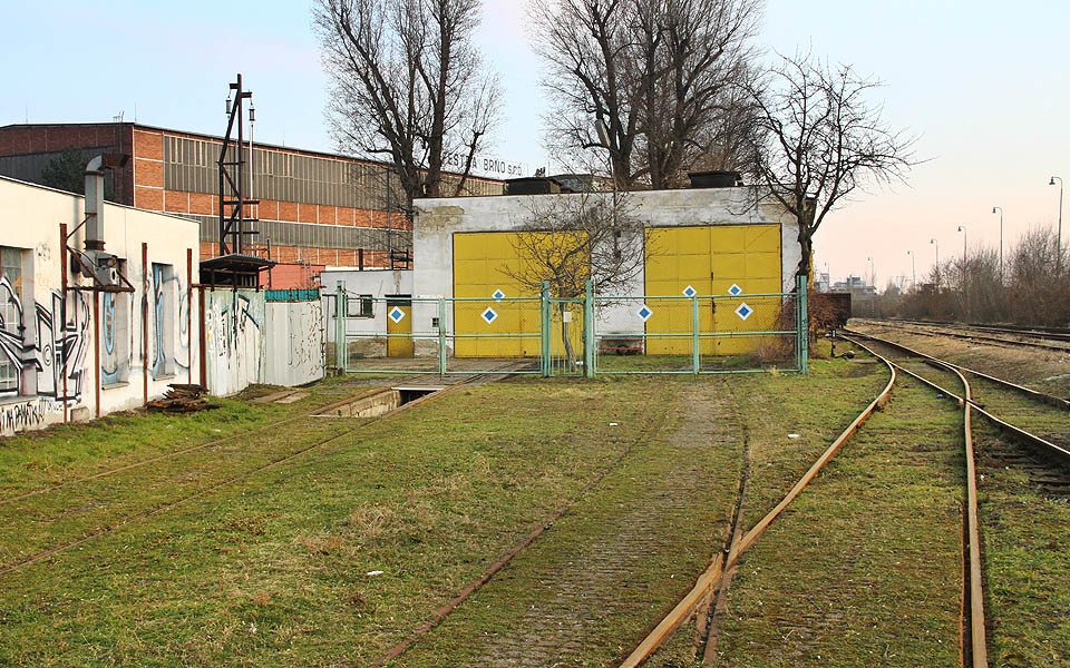 V remíze by měla podle známých údajů prodlévat mj. lokomotiva zvaná rosnička čísla 710 671-9.