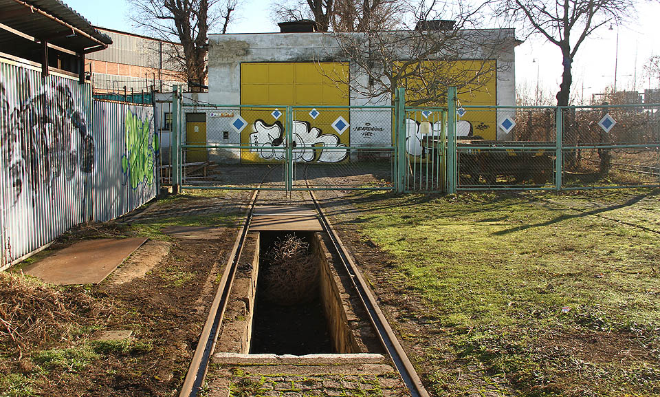 Montážní jáma slouží či spíše sloužila pro údržbu místních vlečkových strojů. Za ní se nachází první a vedle druhá železniční brána do strojírny.