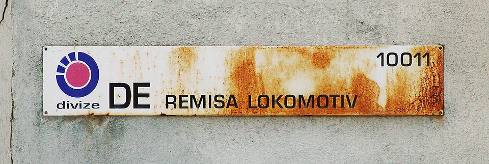 Pokud by byl někdo na pochybách, může se přesvědčit přímo na stěně budovy - jedná se o „remisu lokomotiv divize DE“.
