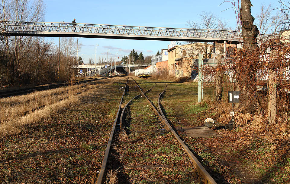 Pohled zpět k severnímu zhlaví bývalé stanice. Tudy se kdysi expedovaly tramvaje do světa.