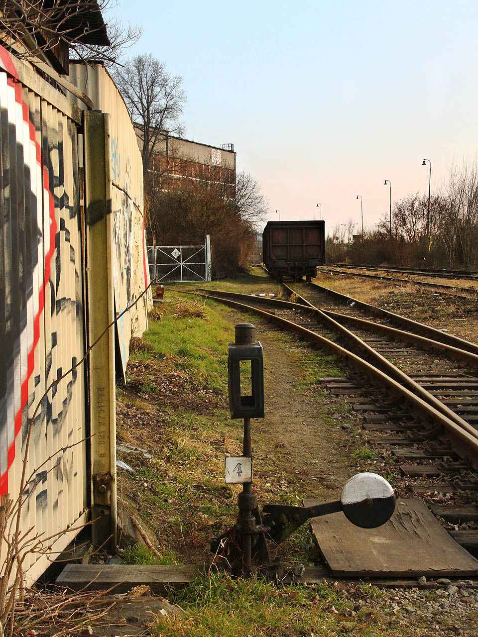 Ačkoliv se zdá, že výhybka č. 4 náleží ke stanici, ve skutečnosti jde o výhybku na <a href=/Tema/Vle%C4%8Dka%20Brno-Kr%C3%A1lovo%20Pole%20-%20stroj%C3%ADrna>vlečce do Královopolské strojírny</a>, ke které náleží dvě nejvýchodnější koleje čtyřkolejného kolejiště.