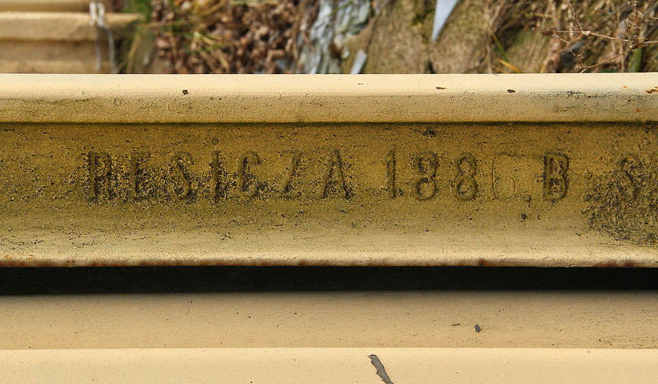 Stejně jako na řadě dalších tratí Rakouské společnosti státní dráhy (StEG), pocházely i kolejnice na trati mezi Brnem a Tišnovem z železáren Resicza (dnes Reşiţa v Rumunsku), které rovněž ležely na železniční síti této společnosti (přes Wien, Budapest, Temesvár a Vojtek). Kolejnice s letopočtem 1886 můžeme dodnes ve stanici najít třeba jako sloupky plotu či okraje nákladových ramp.