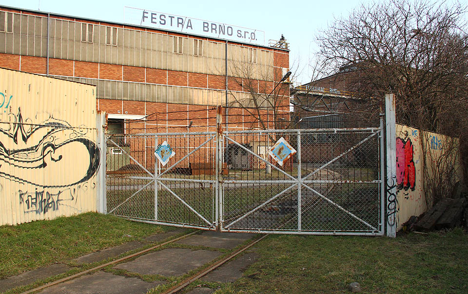 Celkem vchází do areálu Královopolské strojírny koleje <a href=/Tema/Vle%C4%8Dka%20Brno-Kr%C3%A1lovo%20Pole%20-%20stroj%C3%ADrna>vlečky</a> osmi branami. Tato je při číslování od severu v pořadí třetí.